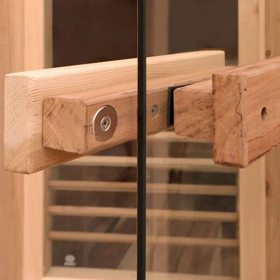 ドアの取手にはエッジ加工した木材を使用