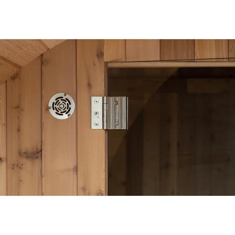 開放感のあるガラス扉を採用し、前面には通気口も