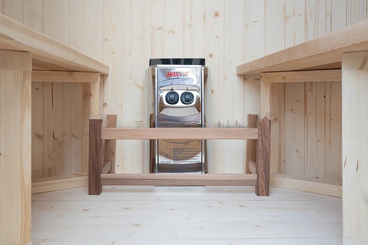 室内には両側に配置された木製ベンチと中央のストーブが