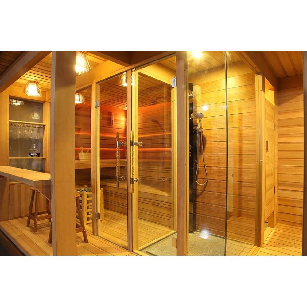 シャワースペースとジェットバスも置けるフリースペースを完備