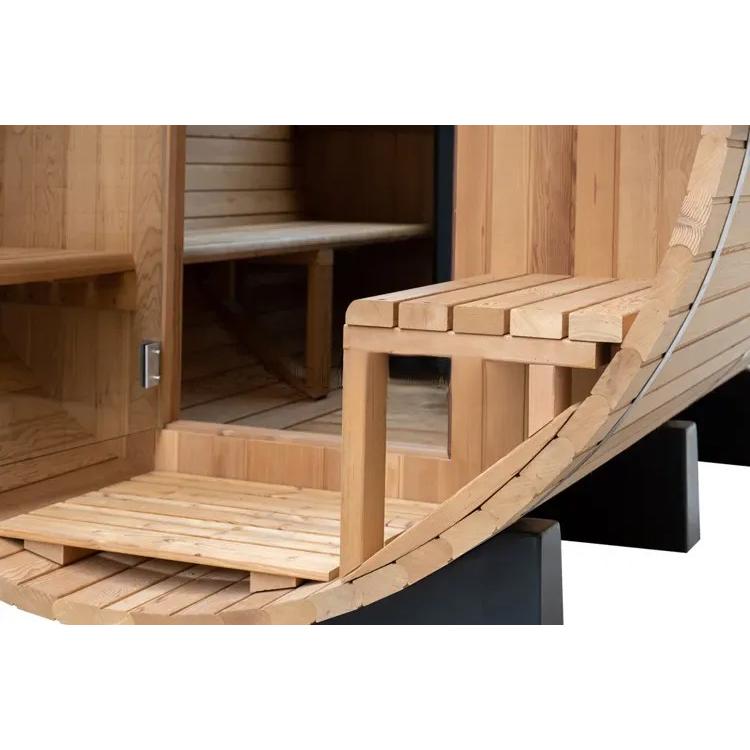 ゆったりベンチで外気浴でも木の温もりを満喫