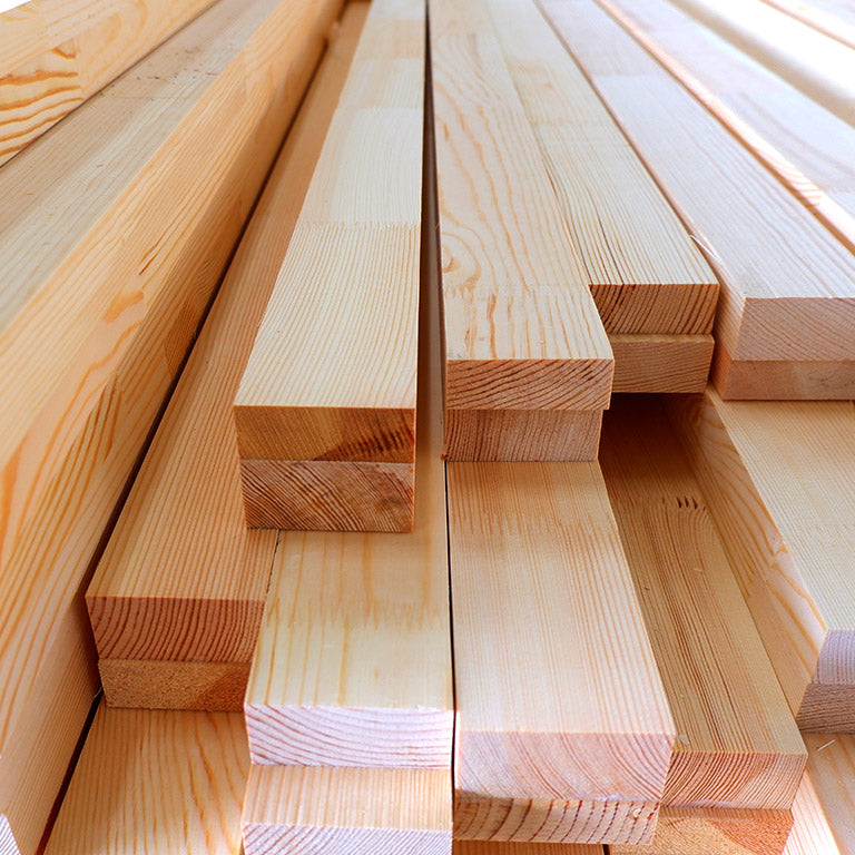 北欧でサウナによく使われる耐久性・耐熱性が高いスプルースを使用