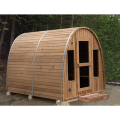 ドアや小窓から外の景色を眺めながら、ゆったりとくつろぐことができます