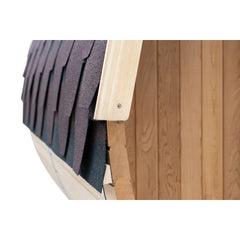 木材と屋根材が調和する落ち着いた外観