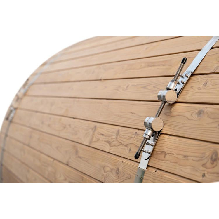 留め具でしっかりと固定した耐久性の高いバレルサウナ