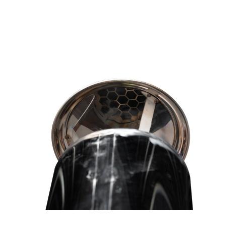 煙突の内側は煙の流れを整えるハニカム構造