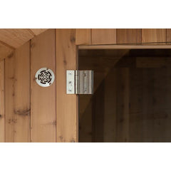 開放感のあるガラス扉を採用し、前面には通気口も