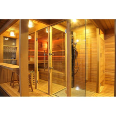 シャワースペースとジェットバスも置けるフリースペースを完備