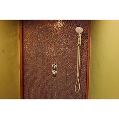 男女別々に利用できる2つのシャワールーム付き