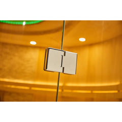 シンプルで美しいフラットな丁番を採用