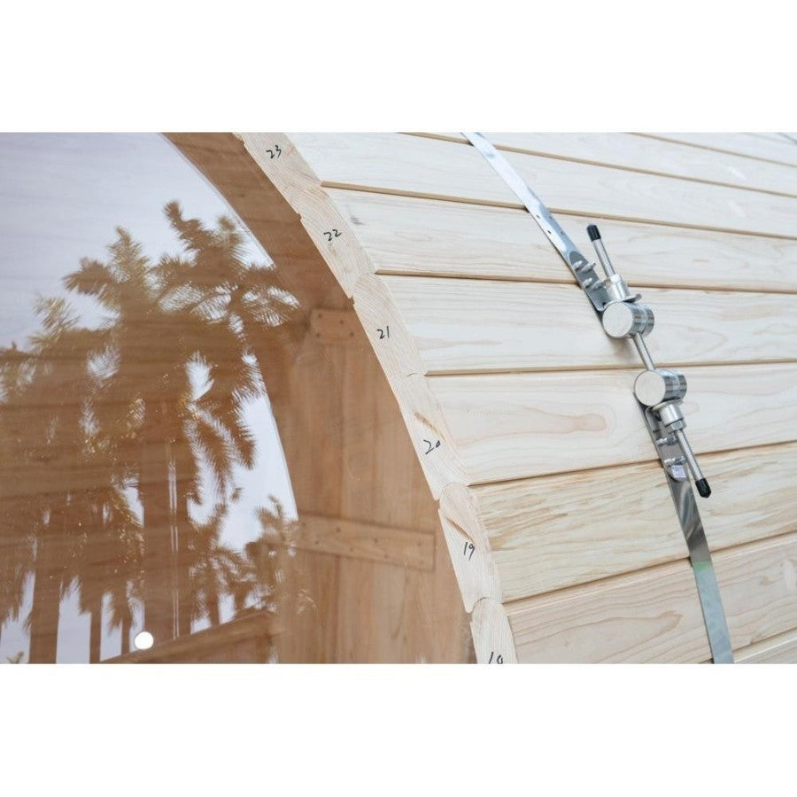 留め具でしっかりと固定した耐久性の高いバレルサウナ