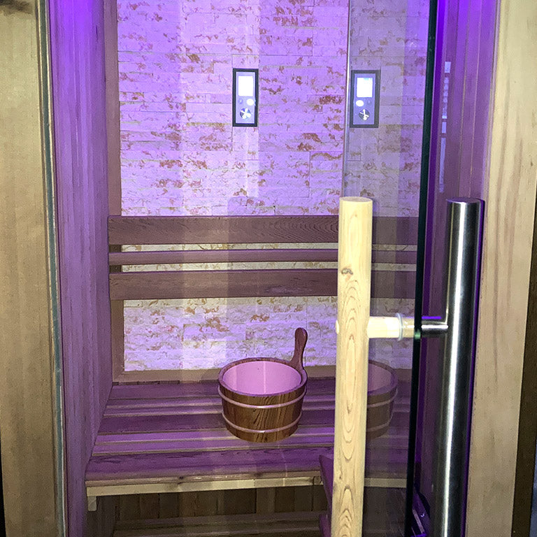 開放感を感じるガラス扉を採用