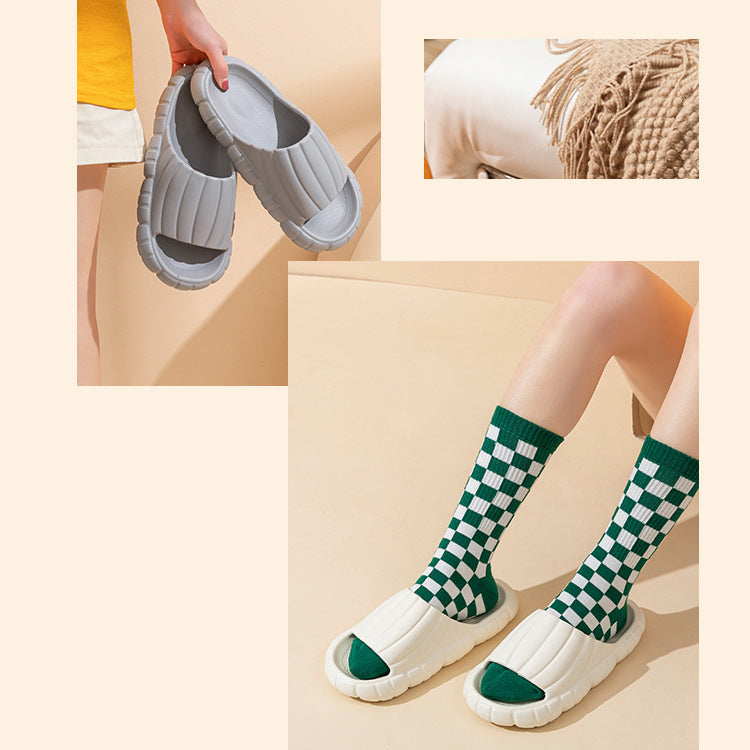 水に強い素材でサウナはもちろん海やプールなど様々なシーンで活躍