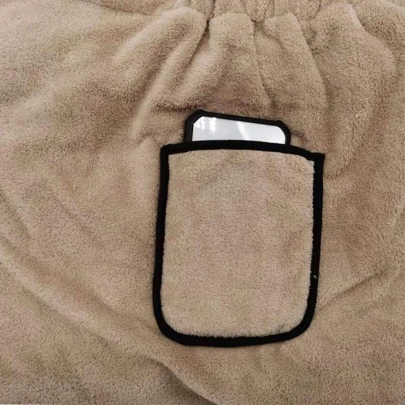 スマホや貴重品入れに便利なポケット付き