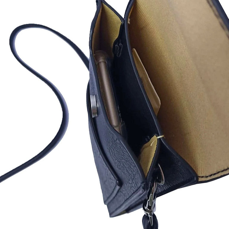 スマホや貴重品をしっかり分けて収納可能